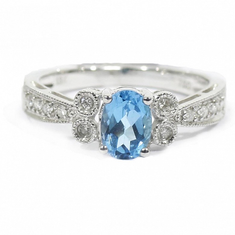 Ring with topaz and diamonds in 18k white gold.