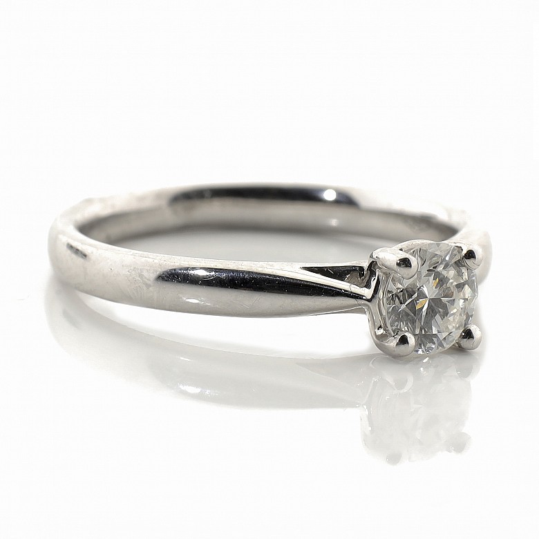 18k white gold ring with diamond