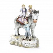 Figura de porcelana alemana “Tres niños jugando con un burro”, s.XX