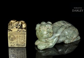Lot of a seal and carved stone figure, 20th century