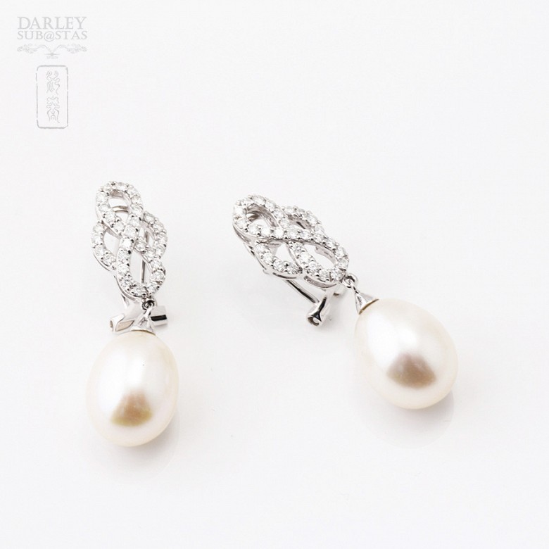 Pendientes con perlas blancas y diamantes en oro blanco 18k - 1