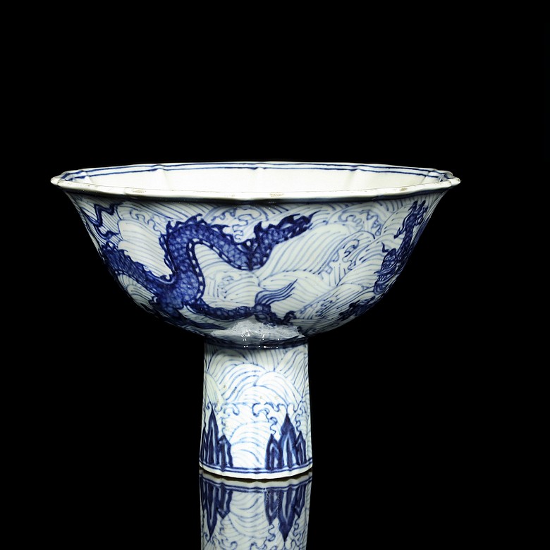 Cuenco con pie de porcelana azul y blanco, S.XX