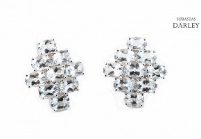 Earrings in 18k white gold diamonds and aquamarines.