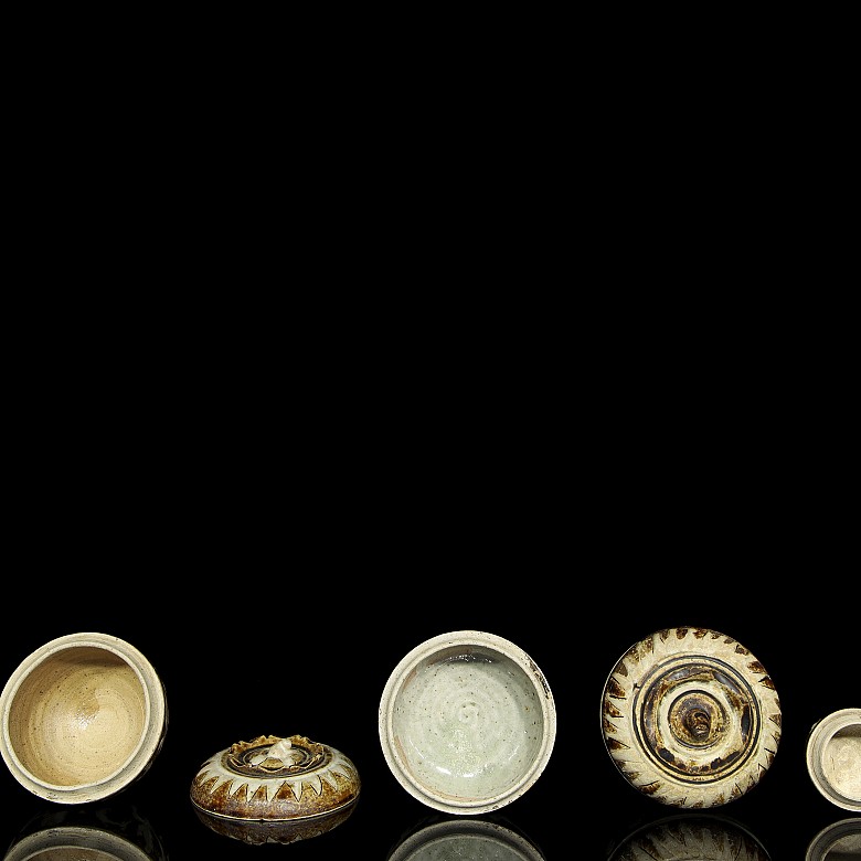 Lot of four ceramic vessels, Thai, Sawankhalok, 14th - 16th centuries - 3