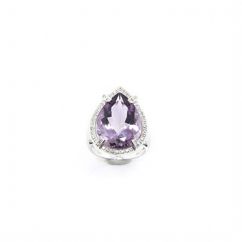 18k white gold ring with a central amethyst and diamonds.