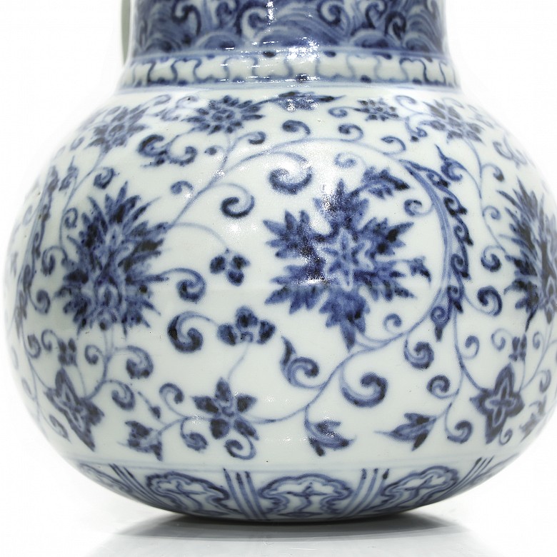 Recipiente con asa de cerámica, azul y blanca, dinastía Ming