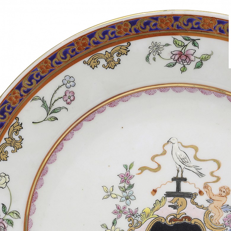 Pair of glazed porcelain plates, s.XX