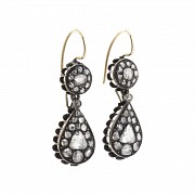 Elizabethan earrings in 18k gold with diamonds.