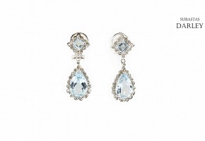 Long earrings in 18k white gold with aquamarines and diamonds.