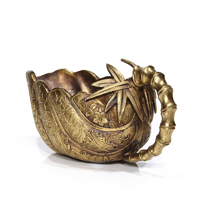 Gilded bronze cup, 20th century.