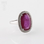 Ring with ruby ​​10.45cts and diamonds in 18K white gold.