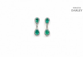 Earrings in 18k white gold, with emeralds and diamonds.