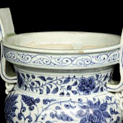 Incensario trípode en azul y blanco con lotos y peonías, Dinastía Yuan (1271-1368)