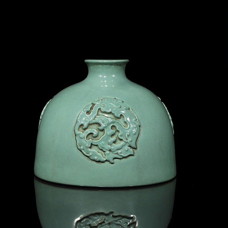 Porcelain bottle enameled in green, 20th century