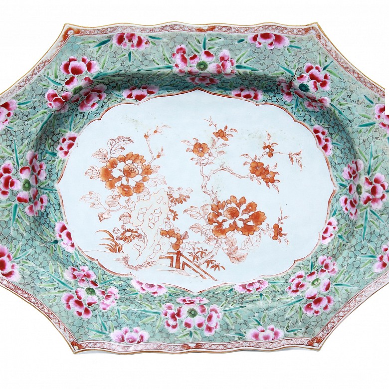 Large octagonal tray, famille rose, Qing dynasty, 19th century