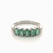 Ring in 18k white gold with emerald and diamonds. - 1