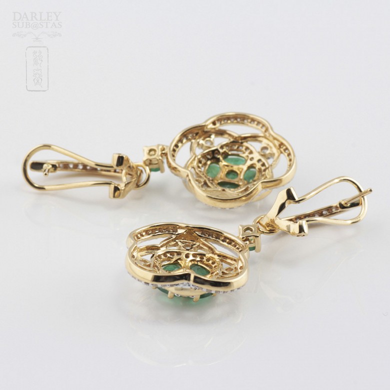 Earrings in 18k yellow gold, emeralds and diamonds. - 3