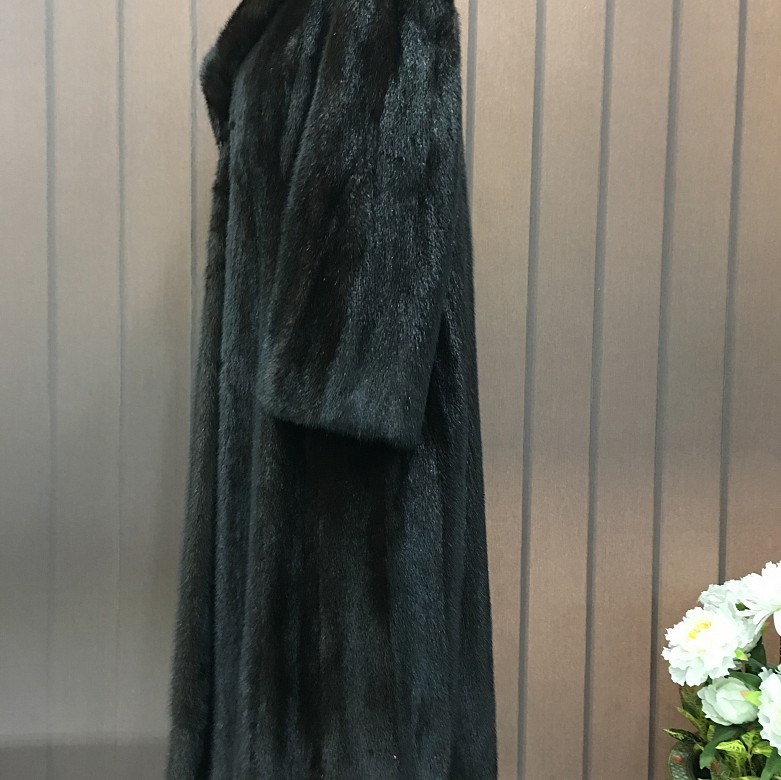 Bonito abrigo de piel de visón  color negro marrón oscuro y corte largo.