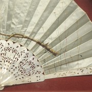 Fan with mother-of-pearl linkage 