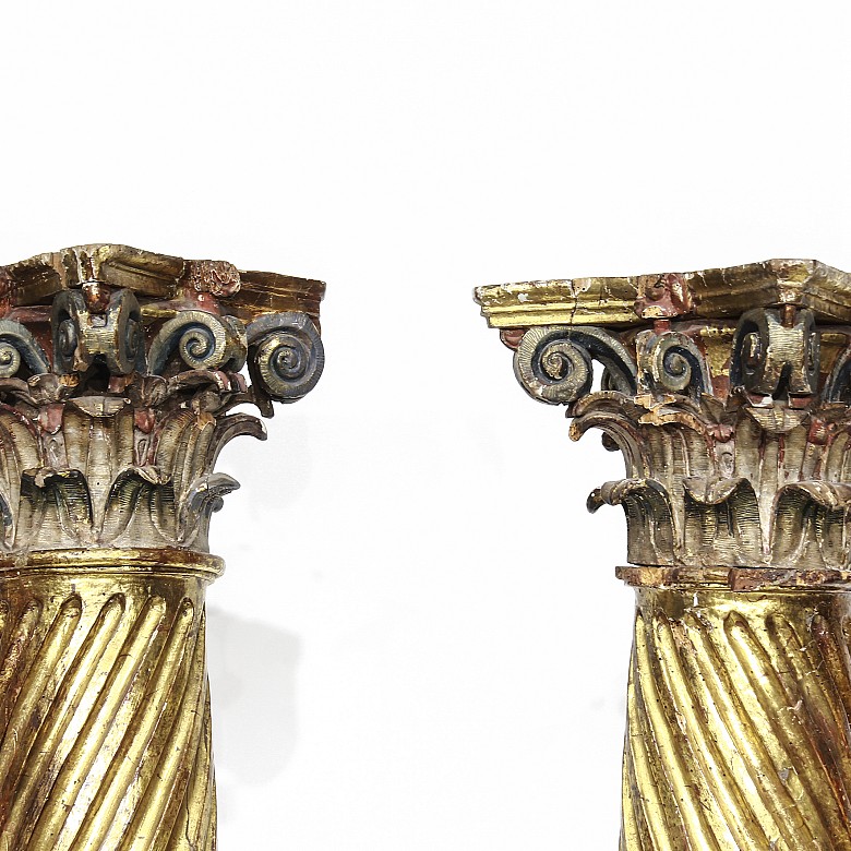 Pareja de columnas en madera dorada y policromada, s.XVII