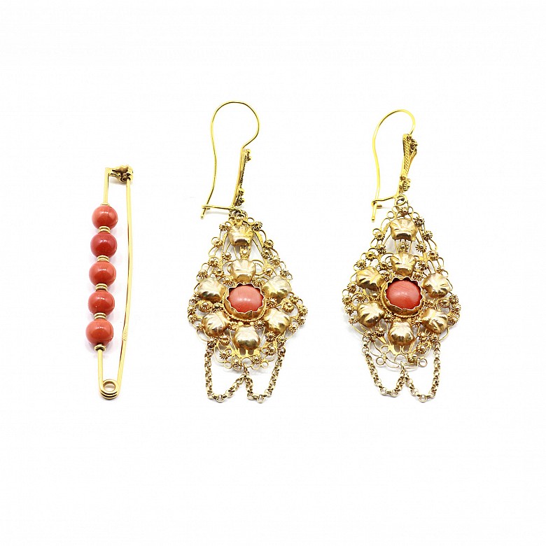 18k yellow gold clasp and 14k yellow gold earrings, with coral.