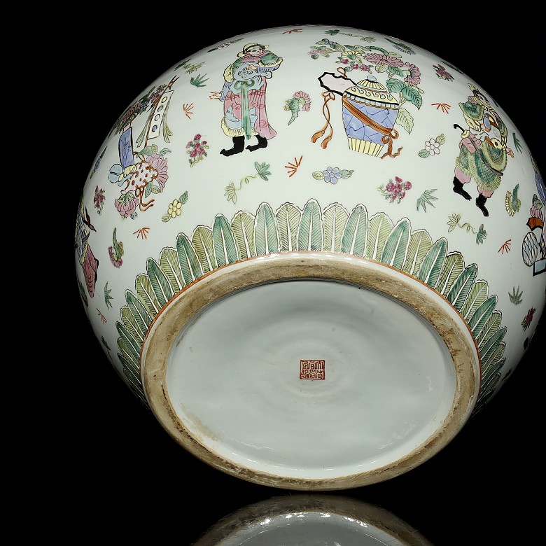 Pecera de porcelana china, con base de madera.