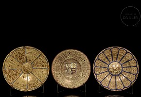 Three plates, metallic lustre from Manises, 20th century