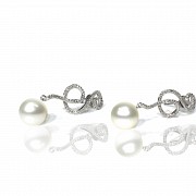 Long earrings in 18k white gold, diamonds and white pearls