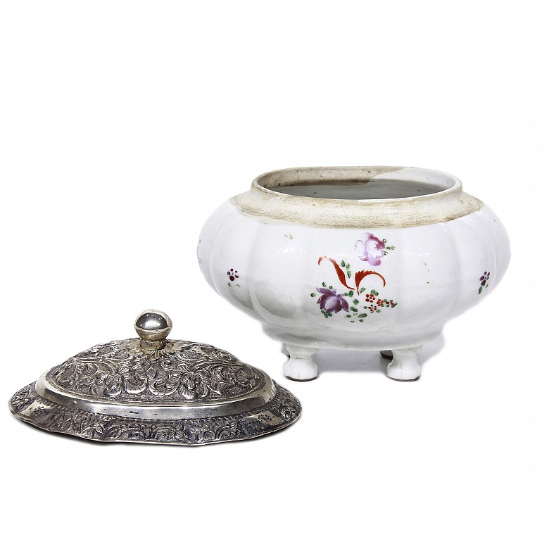 Recipiente con tapa de plata repujada y cuerpo de cerámica, China, s.XVIII-XIX