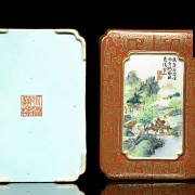 Porcelain box with lid, with Qianlong mark