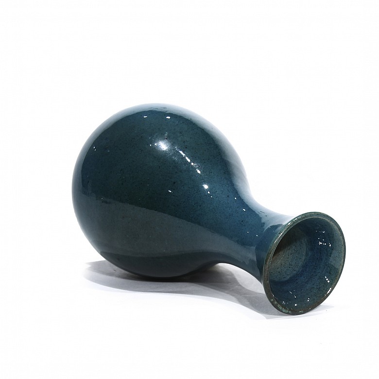Chinese vase glazed in blue, 20th century