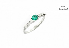 18 kt white gold ring with emerald and diamonds