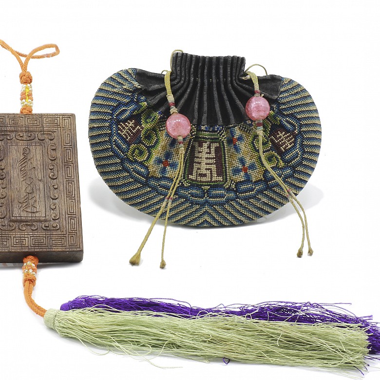 Lot of wooden plaque and bag, Qing dynasty (1644-1912), 19th century
