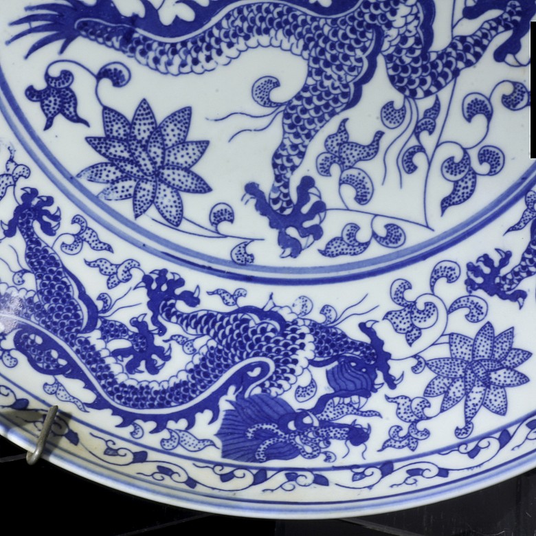 Plato decorativo con dragones, en azul y blanco