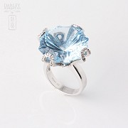 Ring in 18k white gold with bright blue topaz 34.41 cts and diamonds