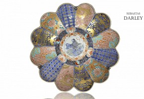 Plato lobulado de porcelana esmaltada, Japón, S.XX
