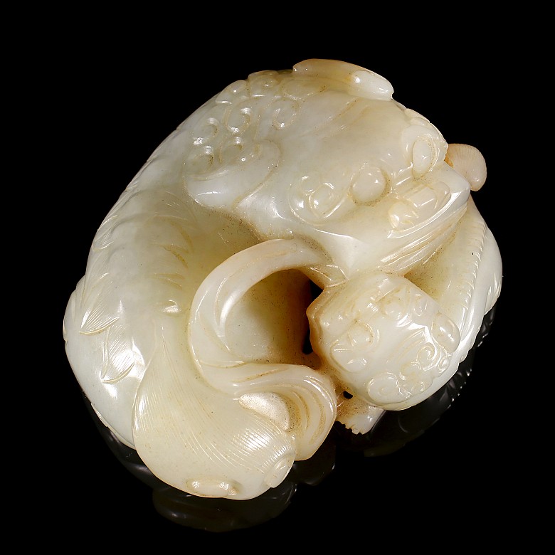 Figure of a carved jade 'Lion with cub', Qing Dynasty