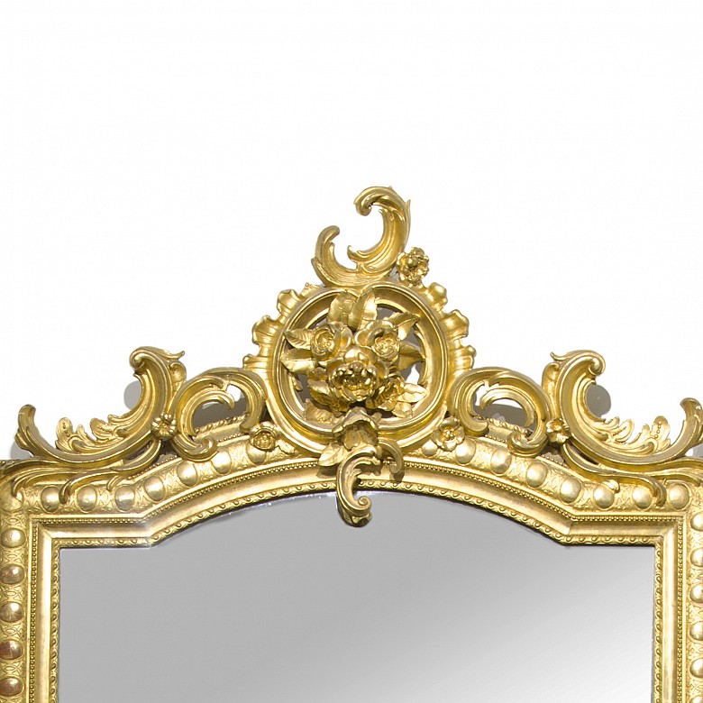 Gran espejo de madera tallada y dorada con decoración en relieve, ffs.s.XIX