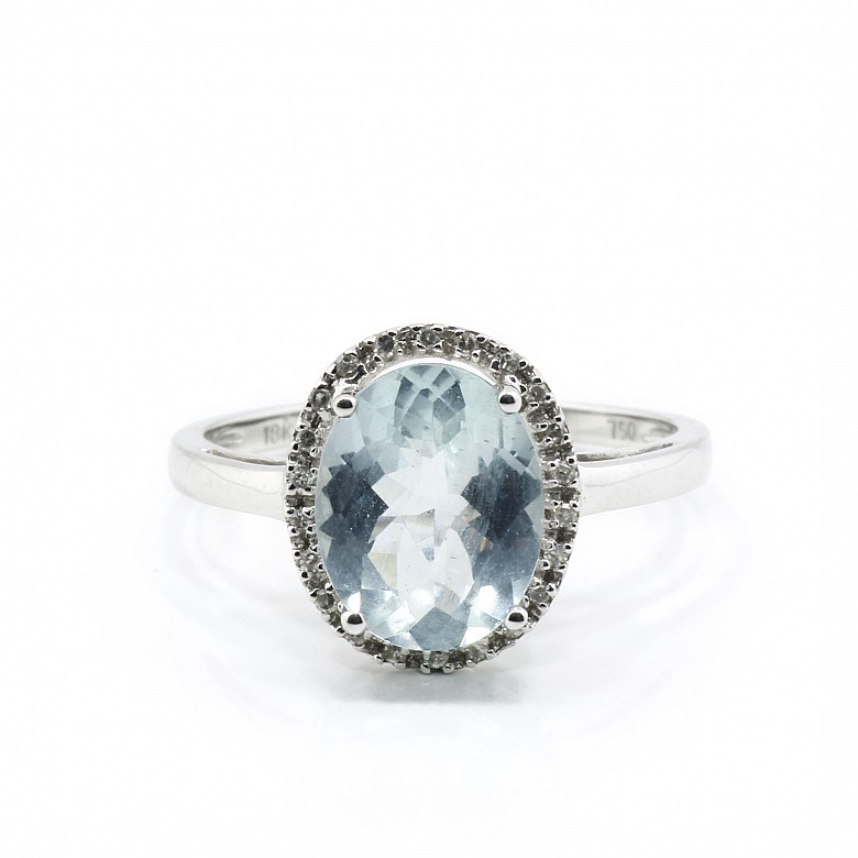 Aquamarine and diamond ring in 18k white gold