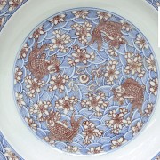 Plato esmaltado en rojo-hierro y azul bajo vidriado, Yongzheng (1723 - 1735)