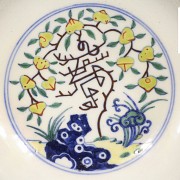 Plato esmaltado con melocotones, con marca Daoguang