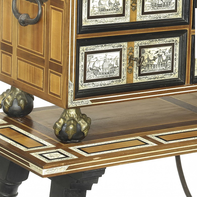Spanish desk with uncovered lid and foot with fasteners, 20th century