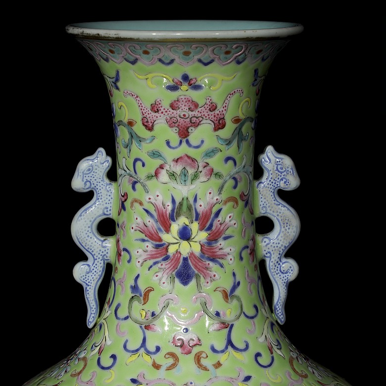 Jarron de porcelana esmaltada y orejas de dragón, dinastía Qing