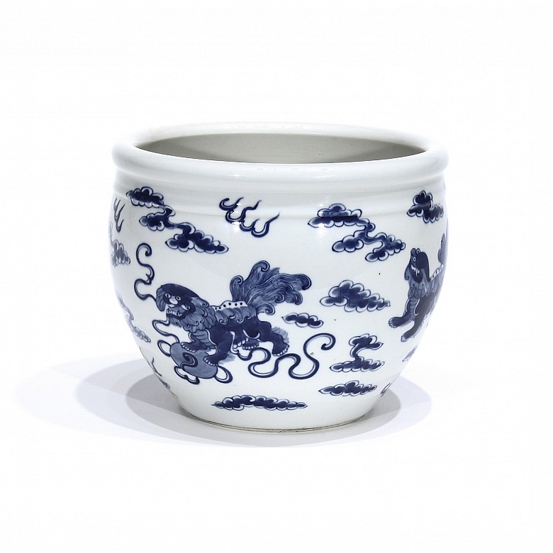 Blue and white porcelain flowerpot.