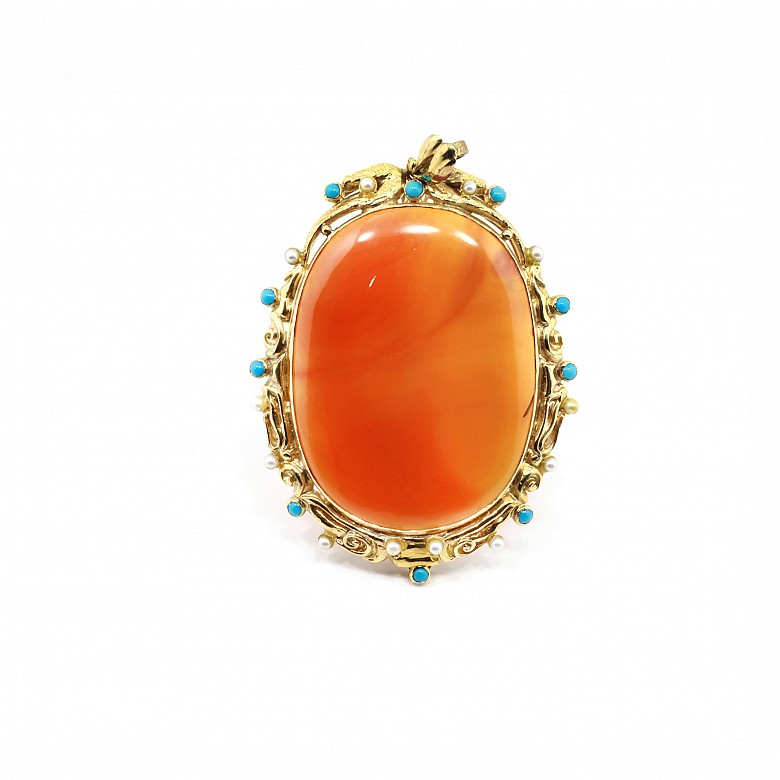 18k yellow gold medallion with a central agate, pearls and turquoise.