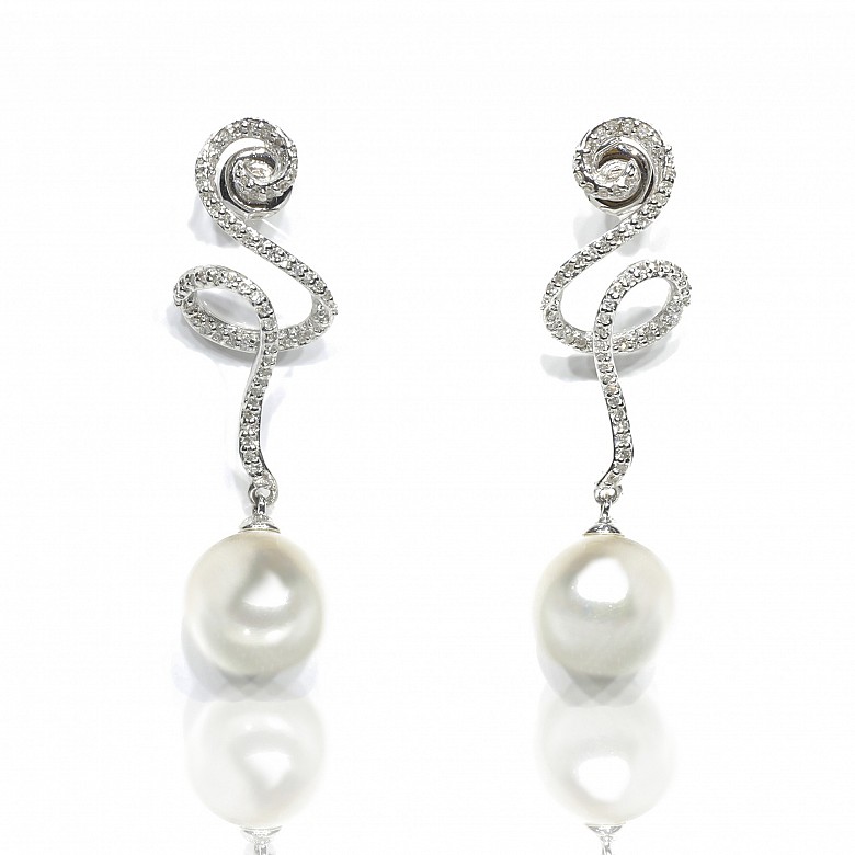 Pearl and diamond earrings in 18k white gold