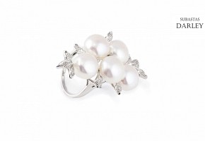 Ring in 18k white gold with pearls and 14 diamonds.