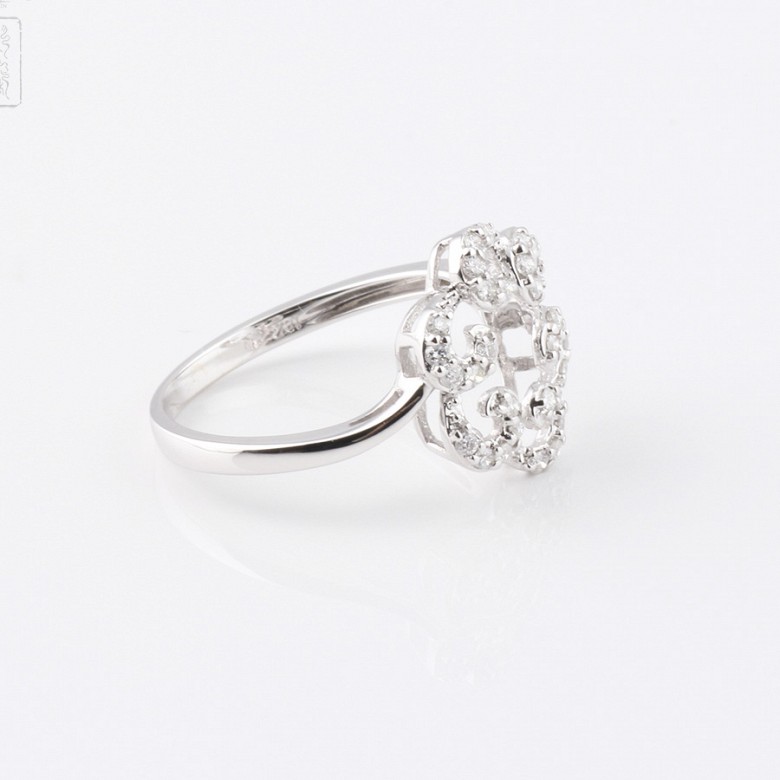 Ring in 18k white gold and diamonds. - 1