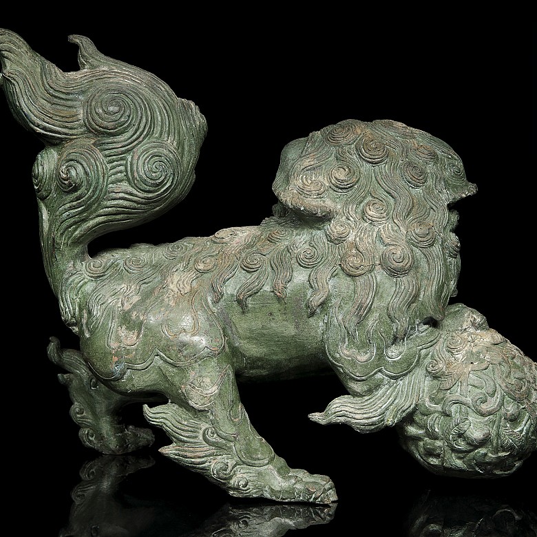 Figura de un león en bronce, China, S.XX