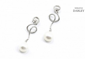 Pendientes de oro blanco de 18 k, diamantes y perlas blancas.